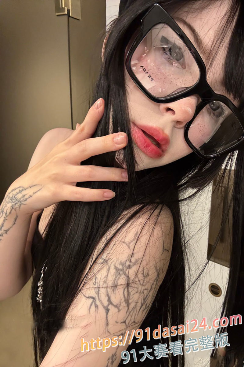 OnlyFans 极品福利姬 反差系尤物 幼态脸翘臀杀 用最纯的长相 疯狂抽插嫩穴 演最野的欲望！ 图2