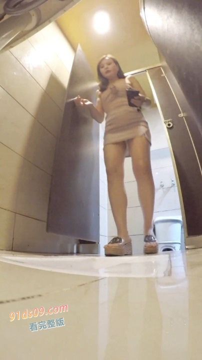 大神偷拍内衣店KTV女厕偷拍合集 丁字裤勒逼后入视角超过瘾 完美展现少妇饱满性感撩人身材 图11
