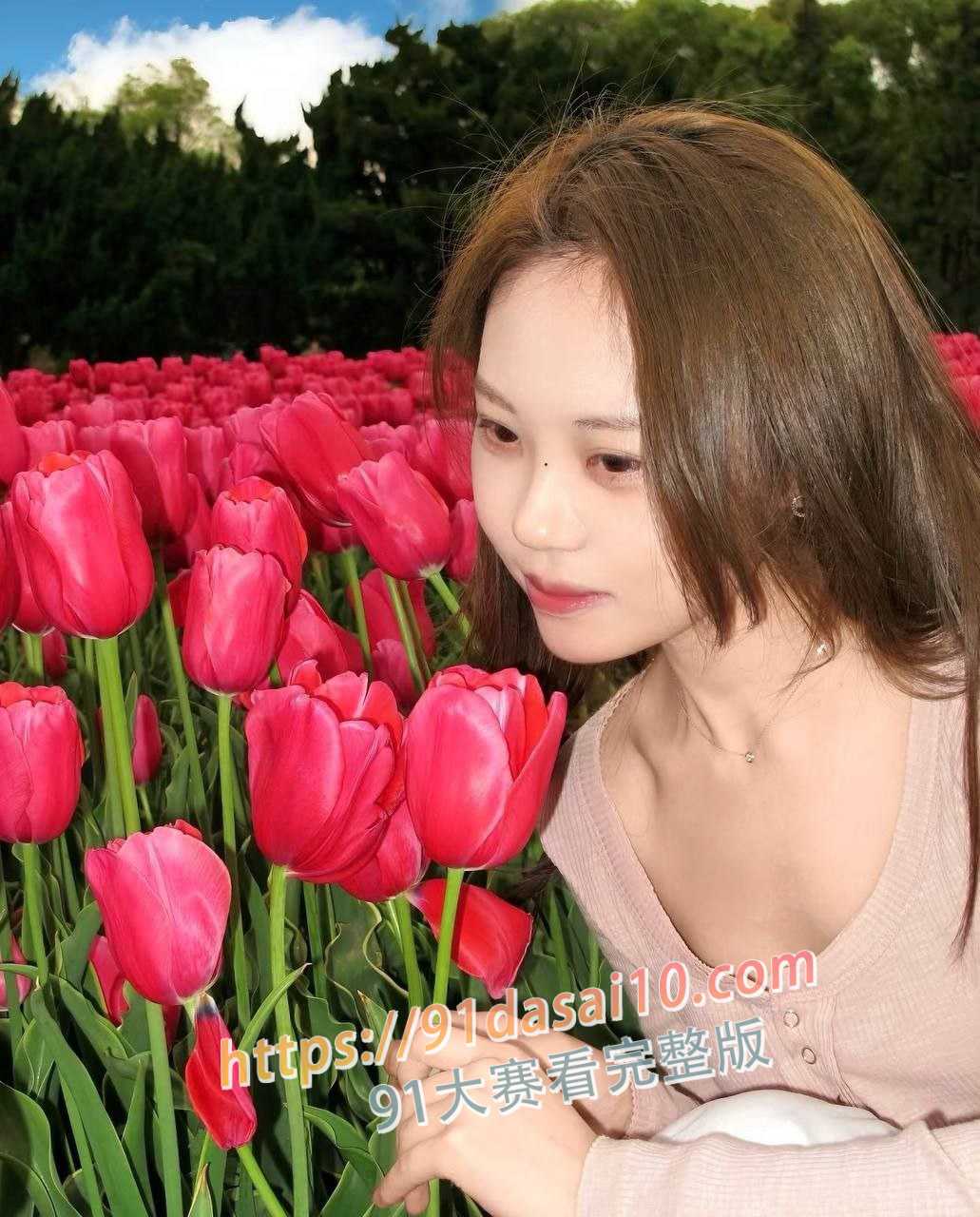 北京小情侣激情自拍，女生骚浪口交足交，男生恋足癖热衷于舔丝袜脚 图1