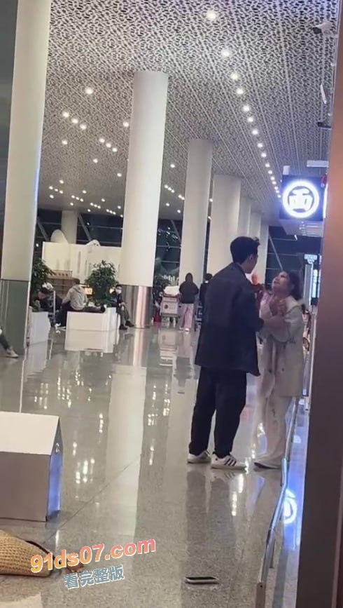 顶流主播抖音和平精英男主播 林七夜 塌房 两个女朋友在深圳机场碰面大打出手 场面相当劲爆了 图5