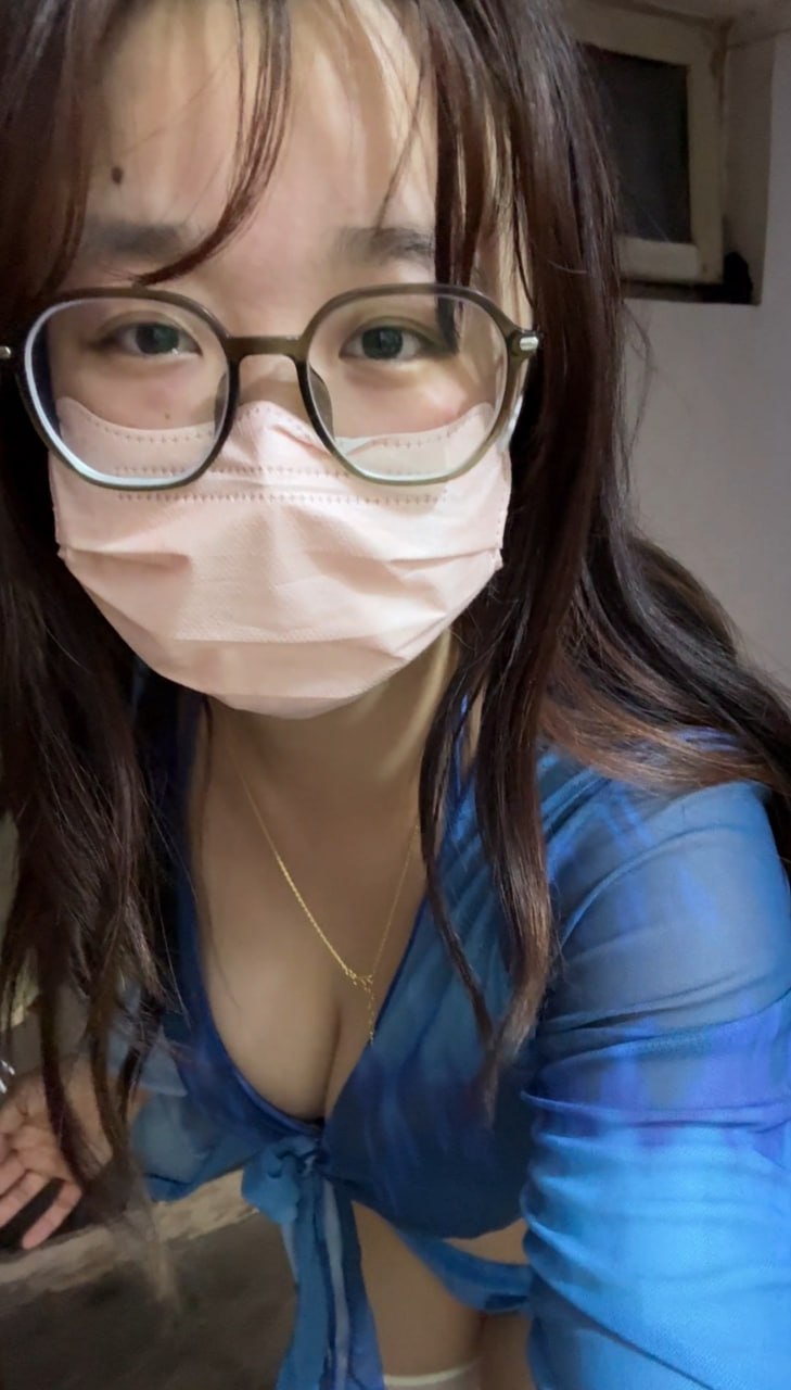 推特人妻 小姨yiyi3359 站自家门外假屌疯狂抽插粉嫩骚穴 反差感彻底拉满