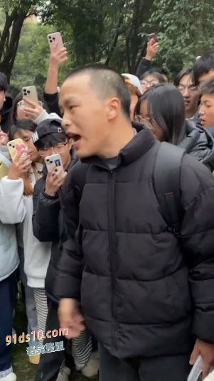 25年第一位纯爱战士应声倒地 四川成都托普信息技术职业学院 纯爱战神被绿 现场哭诉 导致大量学生围观 火爆全网！ 图6