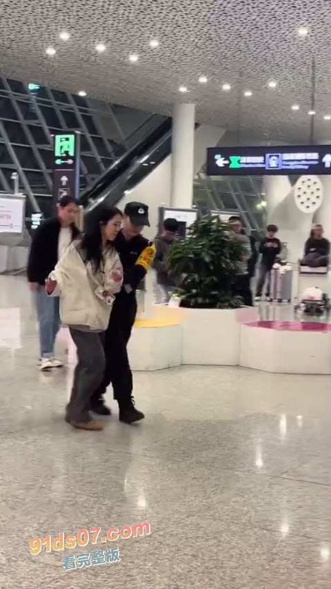 顶流主播抖音和平精英男主播 林七夜 塌房 两个女朋友在深圳机场碰面大打出手 场面相当劲爆了 图3