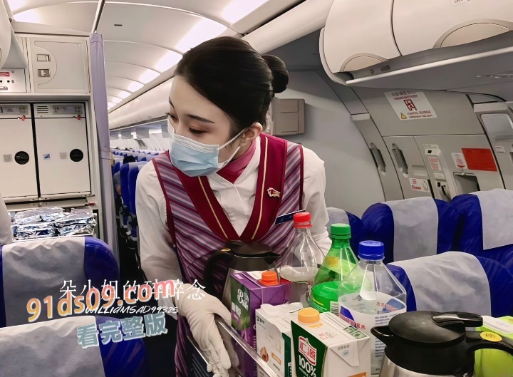 南航高颜值极品空姐网名 朵小姐的碎碎念 被曝私底下是母狗一条！ 与头等舱的金主爸爸约炮被干的嗷嗷叫 图2