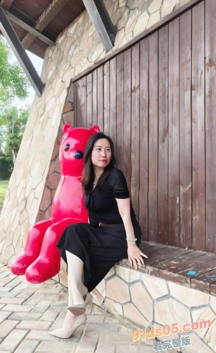 和美容院的熟妇到酒店开房，她老公到酒店查房 操逼差点被她老公抓到，快被吓阳痿了。