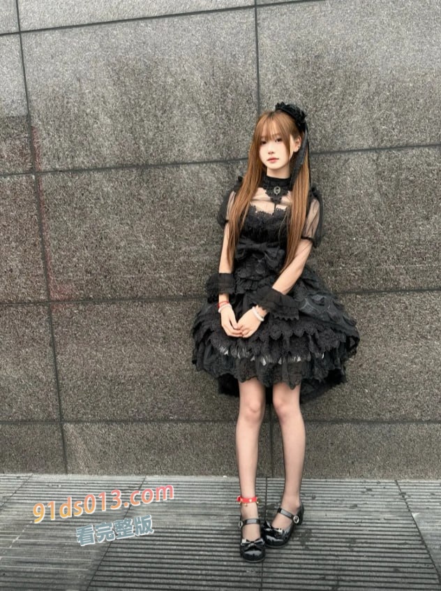 哔哩哔哩 美女网红 猫小娴 最新2000元提督福利 萝莉脸御姐身 开档黑丝白虎嫩穴一线天跳蛋自慰 ～ 图3