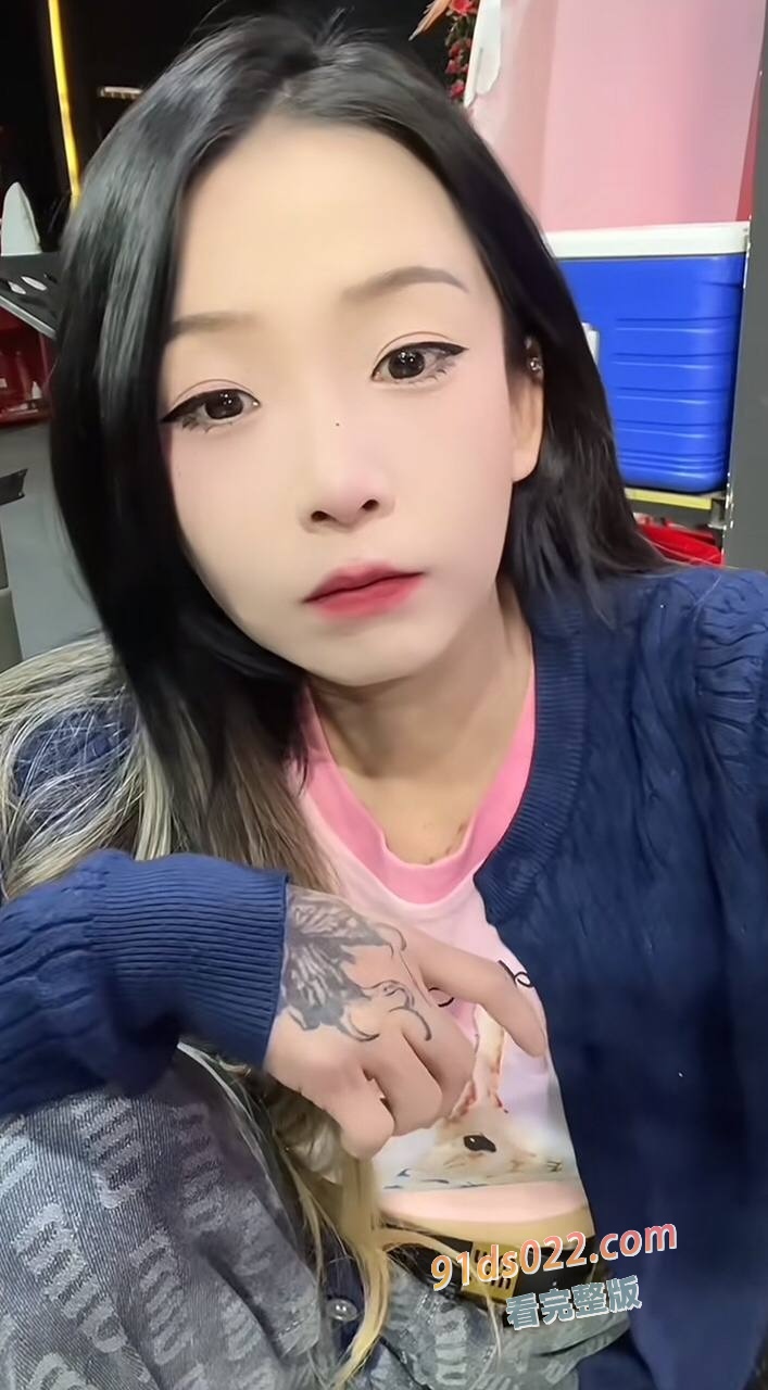 抖音网红王幼宁与闺蜜团涉“持刀霸凌”风波，现场视频引发全网热议 图5