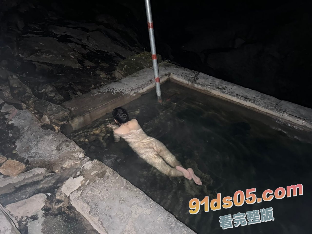 极品女神 户外温泉野战系列 清纯嫩妹被油腻男疯狂打桩 淫叫声隔壁都听到了！