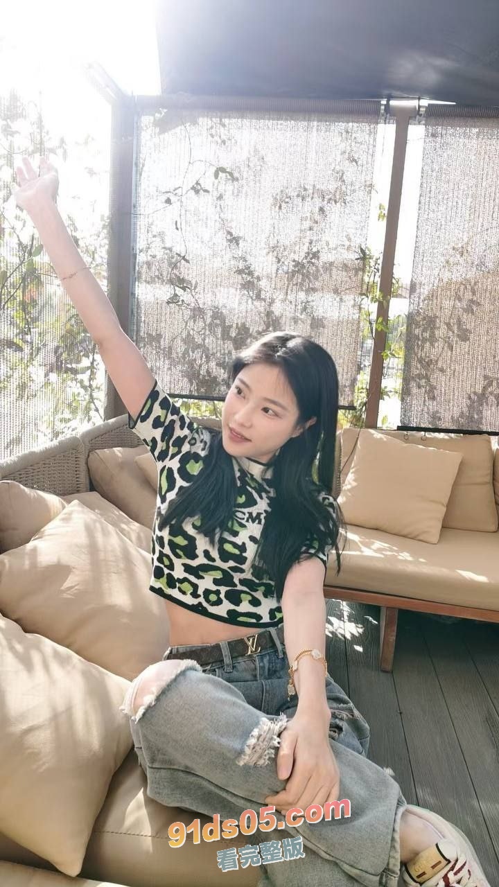 西安音乐学院艺术系极品小学妹 宋昕宸 与金主爸爸的性爱自拍 贵妃装扮 口交骑乘 这就是当皇帝的感觉～ 图3