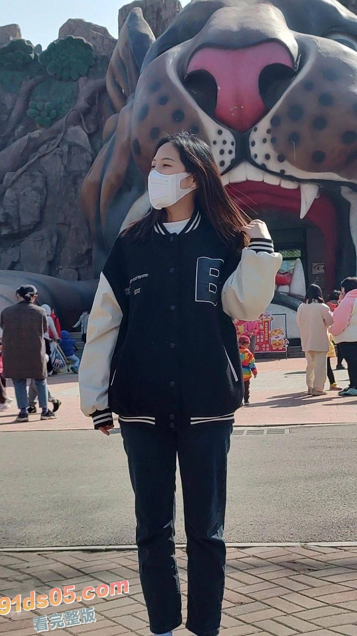 某高校极品清纯女大学生居家自拍视频泄露 在家穿黑丝情趣制服自慰，人前是清纯小仙女，人后是骚逼小母狗 图10