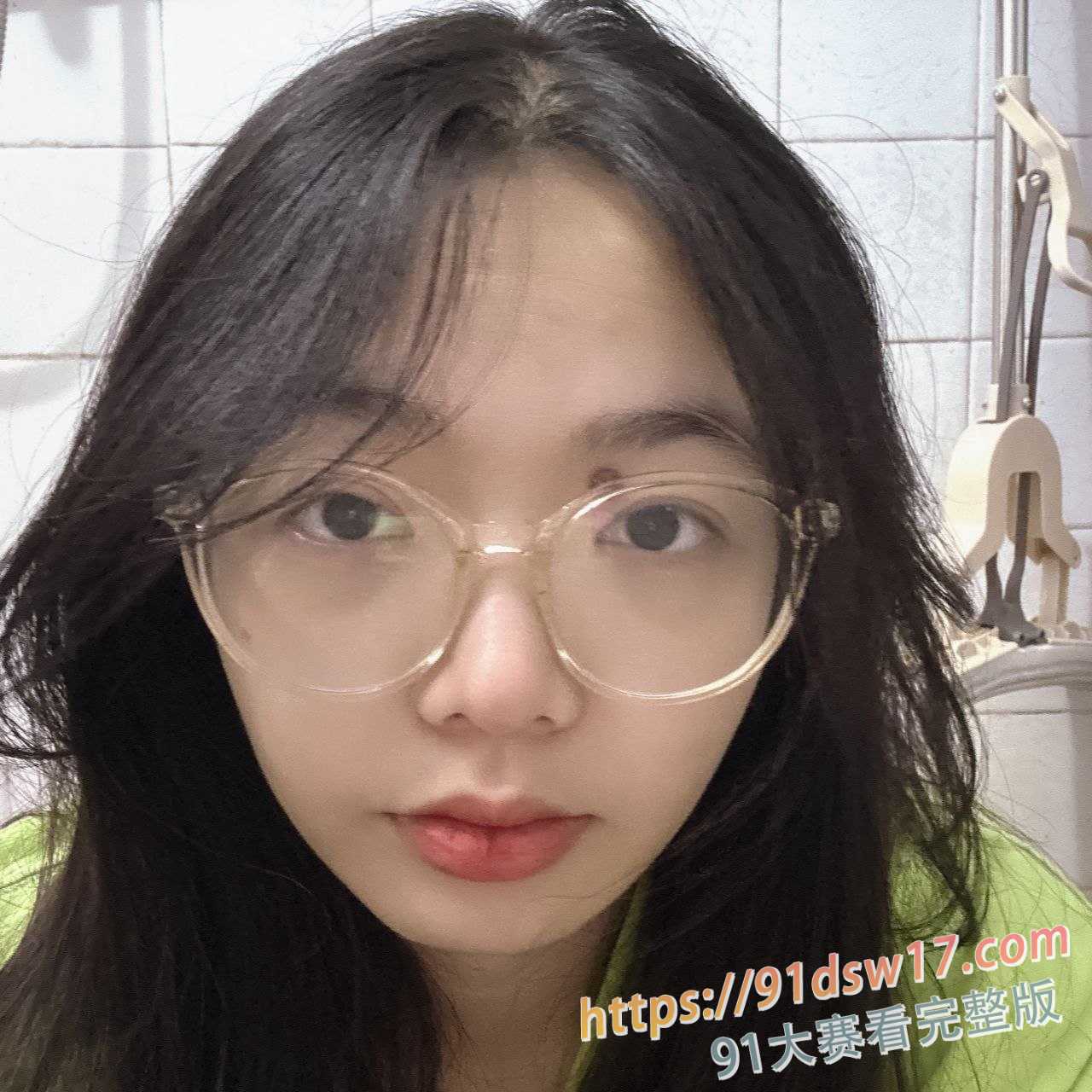 广西02年眼镜妹 梁桦 裸贷自拍视频曝光 清纯反差骚婊独自录制扣穴视频 图3