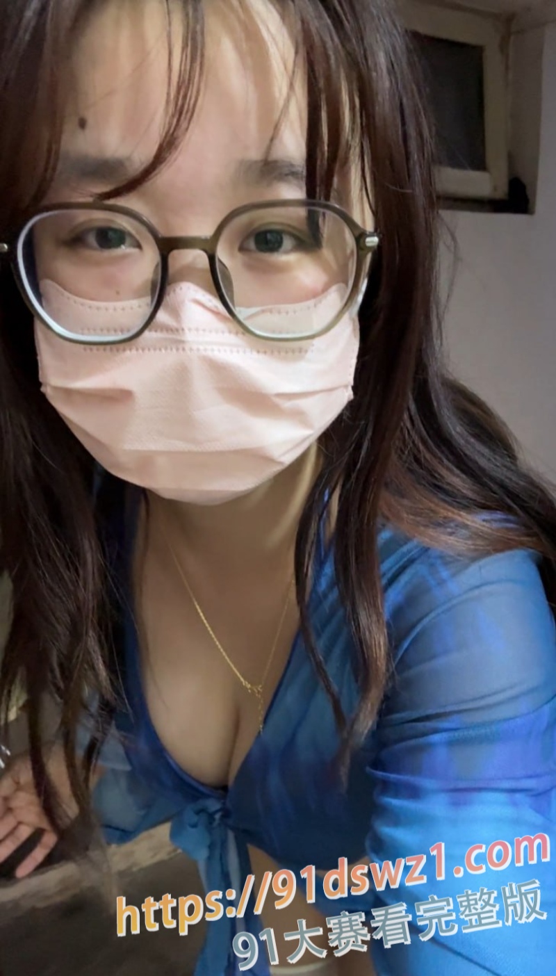 推特人妻 小姨yiyi3359 站自家门外假屌疯狂抽插粉嫩骚穴 反差感彻底拉满 图1