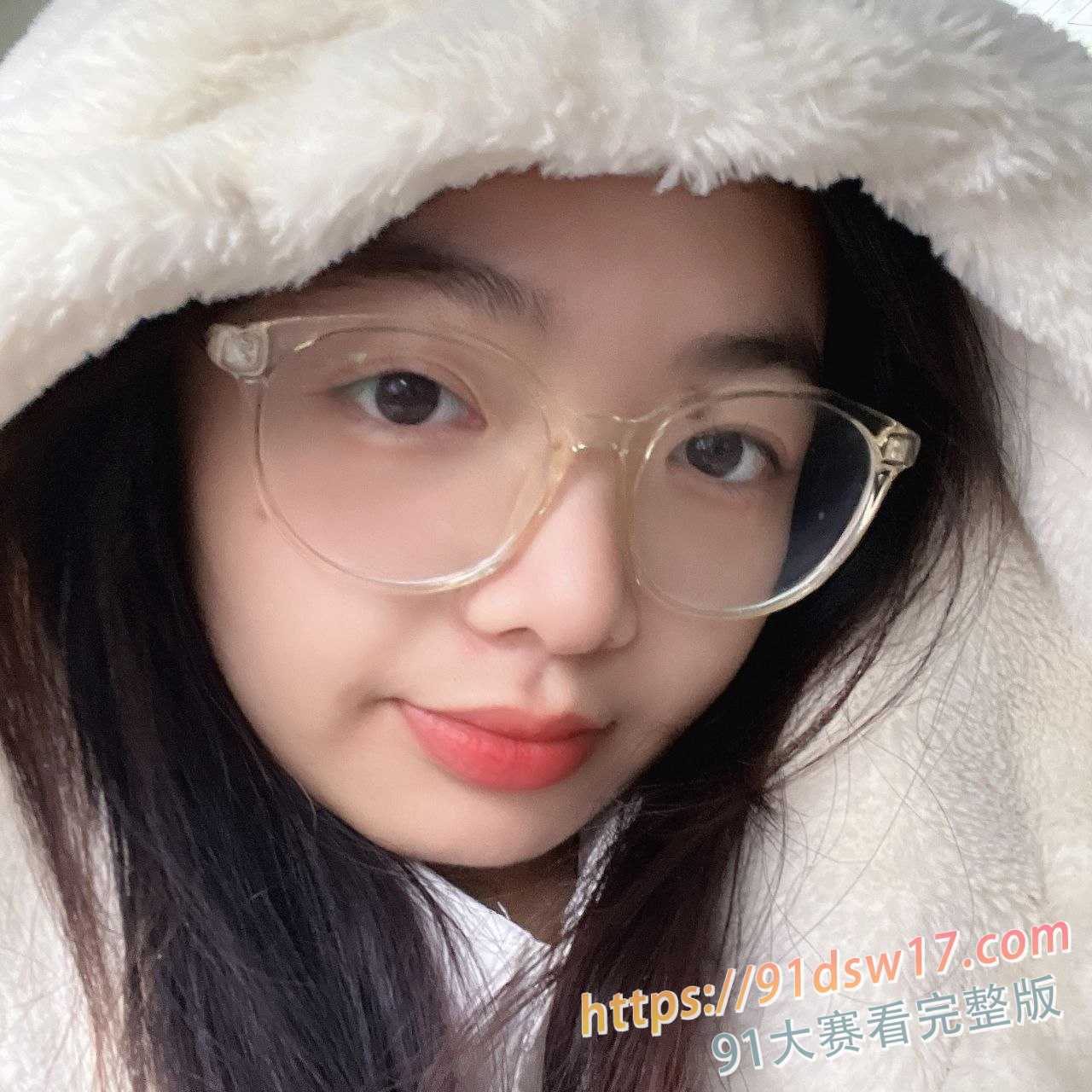 广西02年眼镜妹 梁桦 裸贷自拍视频曝光 清纯反差骚婊独自录制扣穴视频 图4