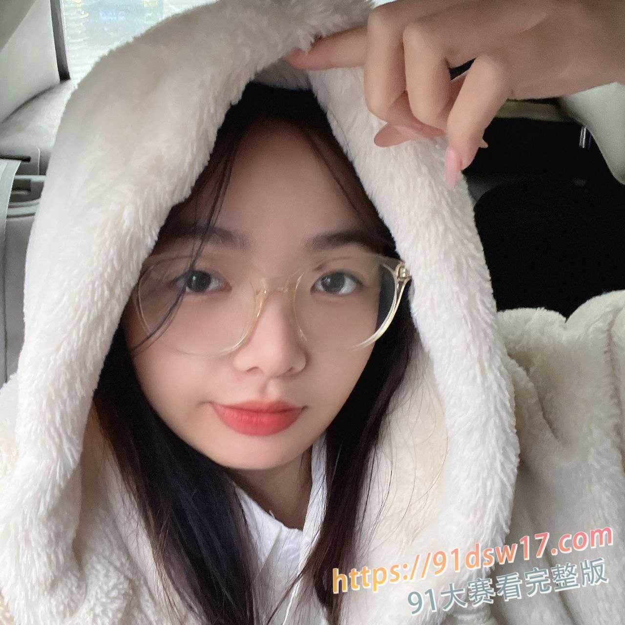 广西02年眼镜妹 梁桦 裸贷自拍视频曝光 清纯反差骚婊独自录制扣穴视频 图6