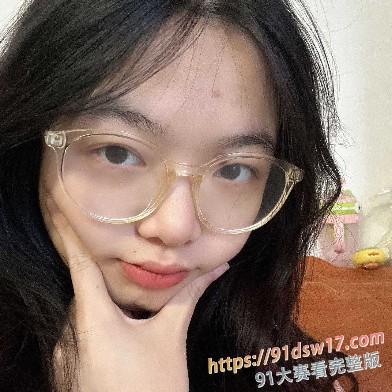 广西02年眼镜妹 梁桦 裸贷自拍视频曝光 清纯反差骚婊独自录制扣穴视频 图1