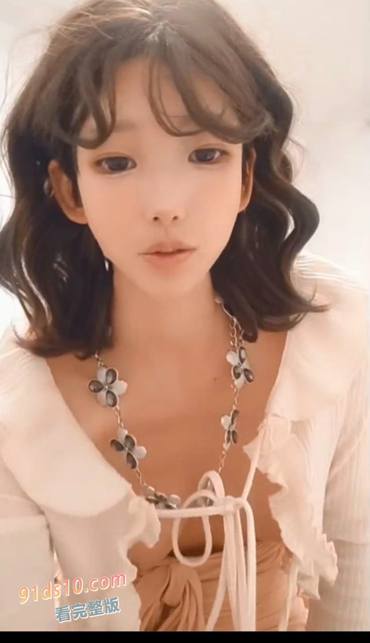 大长腿C杯极品女友的诱惑精彩小秀，全程露脸颜值不错奶子圆润翘挺比心诱惑，撅着屁股掰开逼逼给狼友看刺激 图2