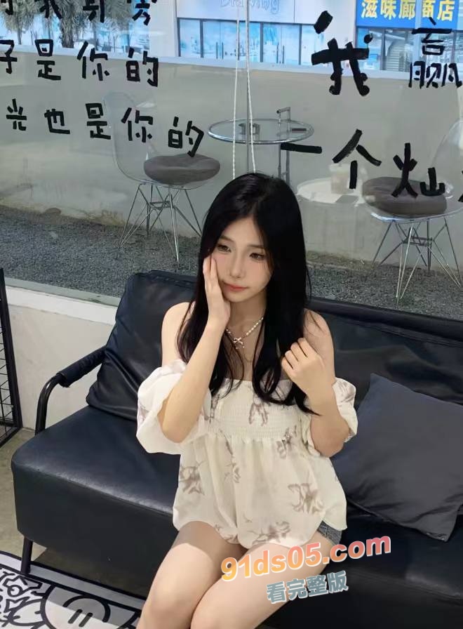 广东十八岁女大学生为了十块钱把逼拍给人看 卖的这么廉价吗？