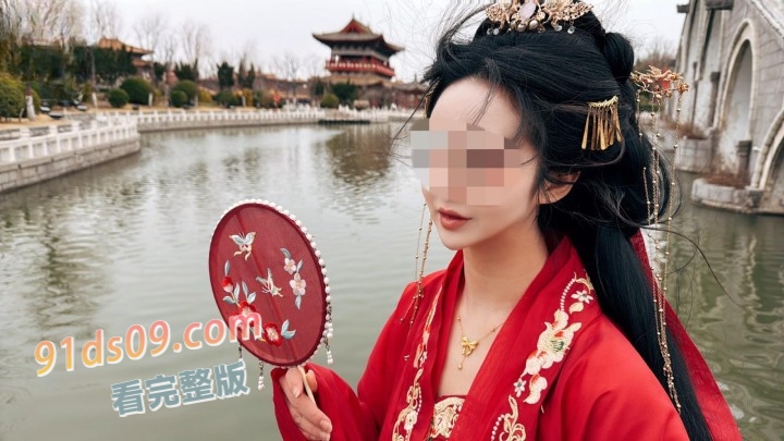 海角大神哄骗亲姐户外游玩穿上汉服旅拍，实际上是想爆操她的嫩逼。姐姐汉服气息让我看的鸡巴棒硬，子宫强烈收缩一插一喷，水是真多
