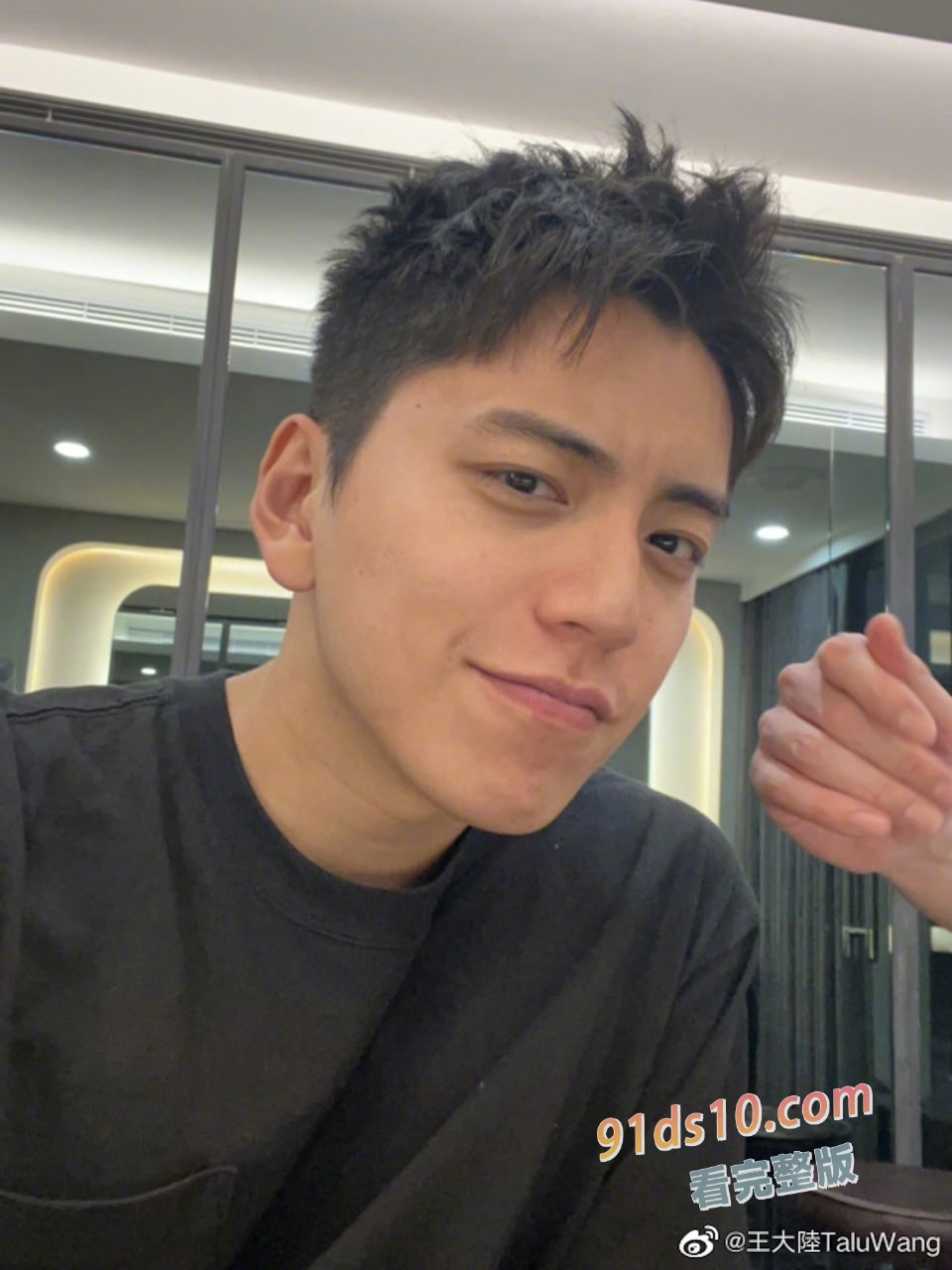 明星王大陸昨日因涉嫌殺人未遂被移送侦办,今晨新北地院諭知王大陸500萬交保、游翔閔羈押禁見。目前父親不願回應,姊姊則是在澳門旅遊過生日,生日願望也曝了光。 图10