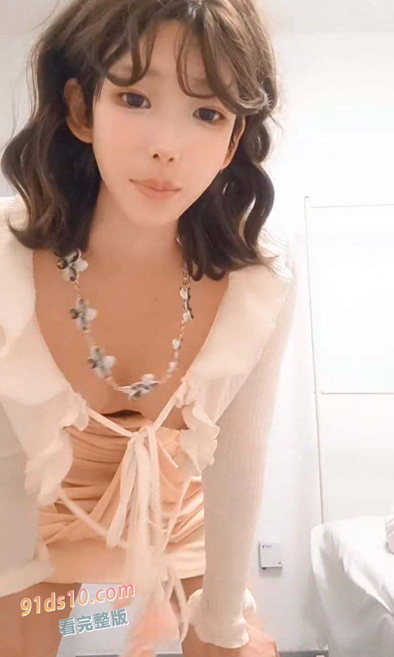 大长腿C杯极品女友的诱惑精彩小秀，全程露脸颜值不错奶子圆润翘挺比心诱惑，撅着屁股掰开逼逼给狼友看刺激 图1