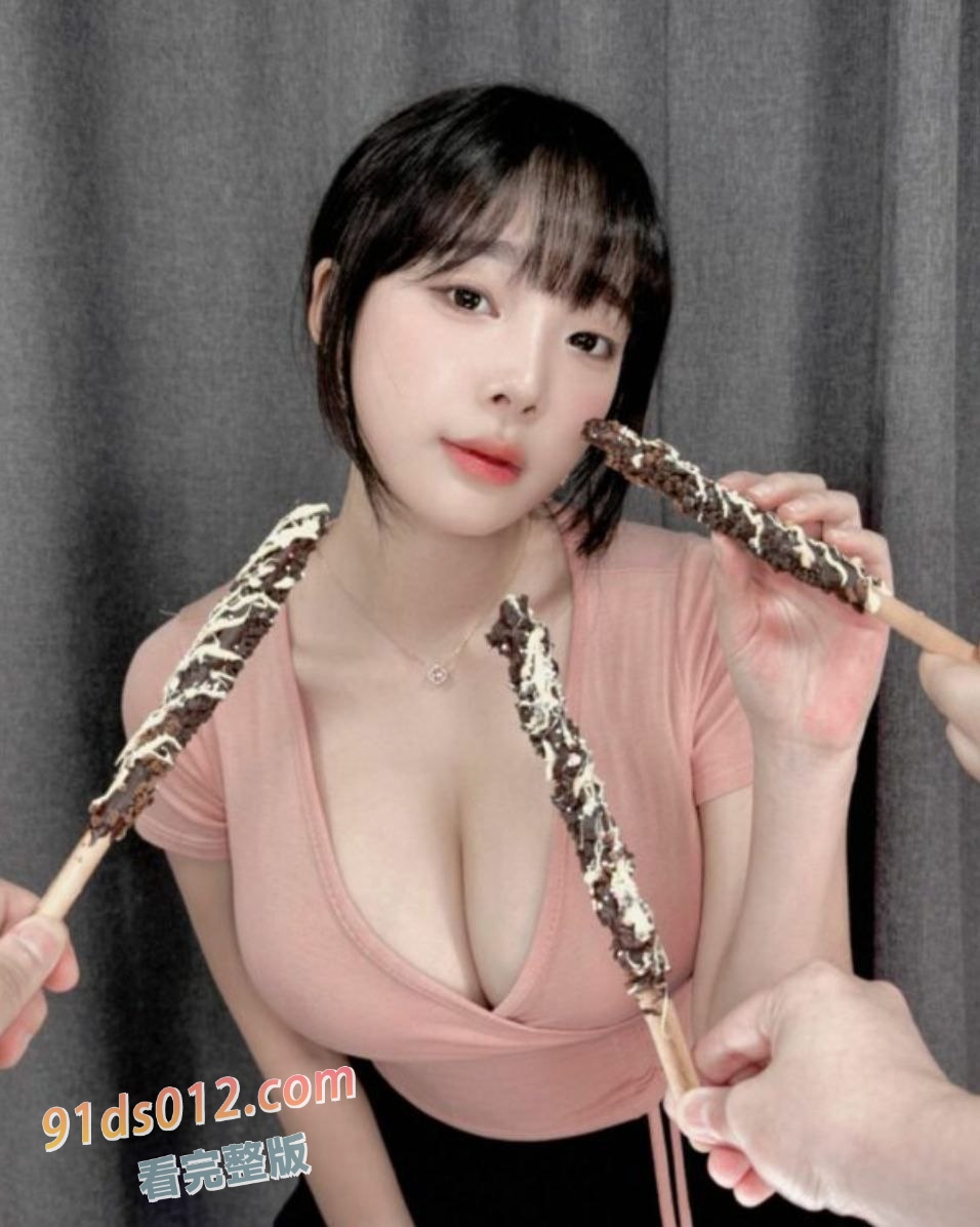 两个极品身材的高颜值百合甜美少女，缠绵上演禁忌之恋！ 图2
