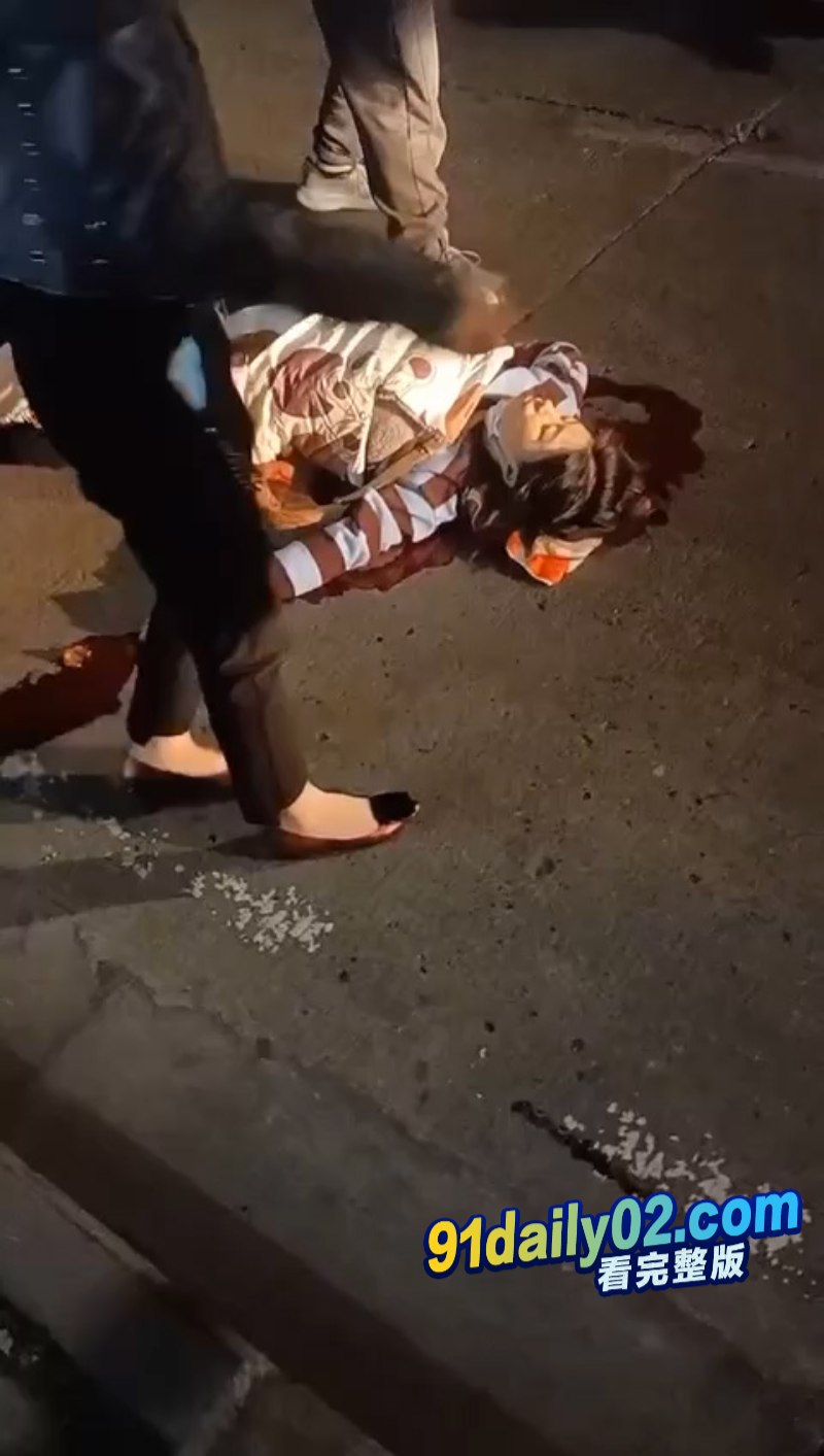 国服变成刀战服了 武汉南湖中学门口一家长与人起争执被当场抹了脖子 真是太可怕了！ 图3