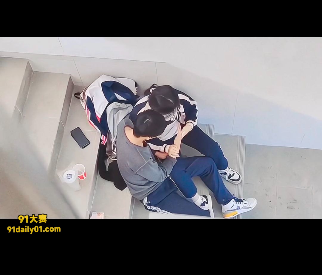 高中妹子学校里约会被偷拍！ 男友楼道直接把小仙女的逼扣上了高潮！ 图4