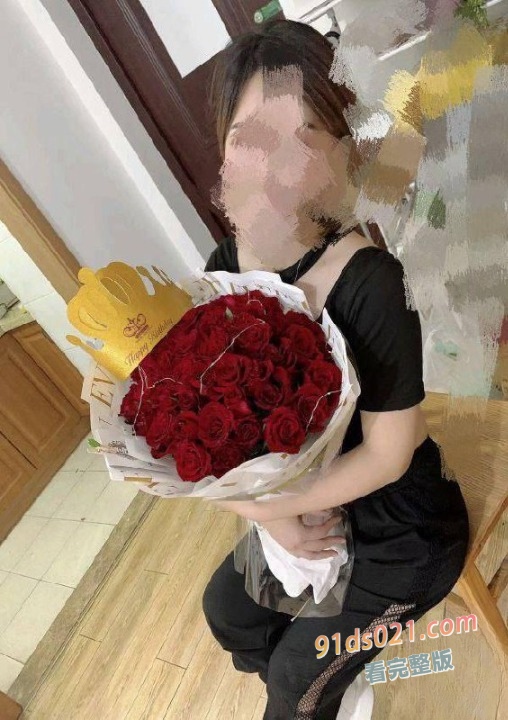 刚和老公结完婚，老公经常出差，小少妇耐不住寂寞，经常和老公视频自慰 图1
