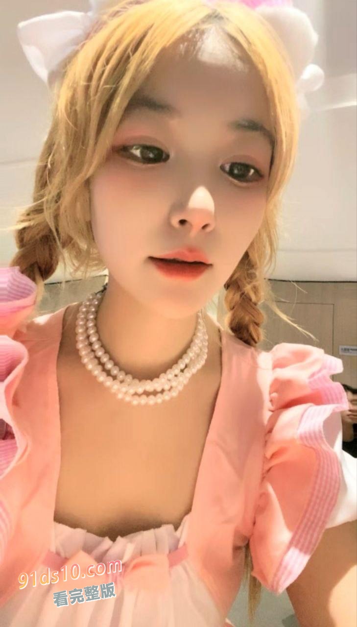 超人气美少女 乔宝，双马尾嫩妹，户外尿尿露出，自吸式假鸡吧吸在厕所上自慰，颜值太顶啦 特别反差 图6