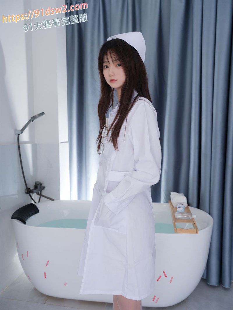 小恩 网红护士制服诱惑 在家情难自禁浴缸自慰无毛白嫩私处 全程湿润私密护理高潮喷水！