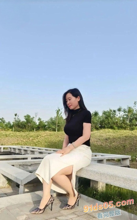 和美容院的熟妇到酒店开房，她老公到酒店查房 操逼差点被她老公抓到，快被吓阳痿了。 图2