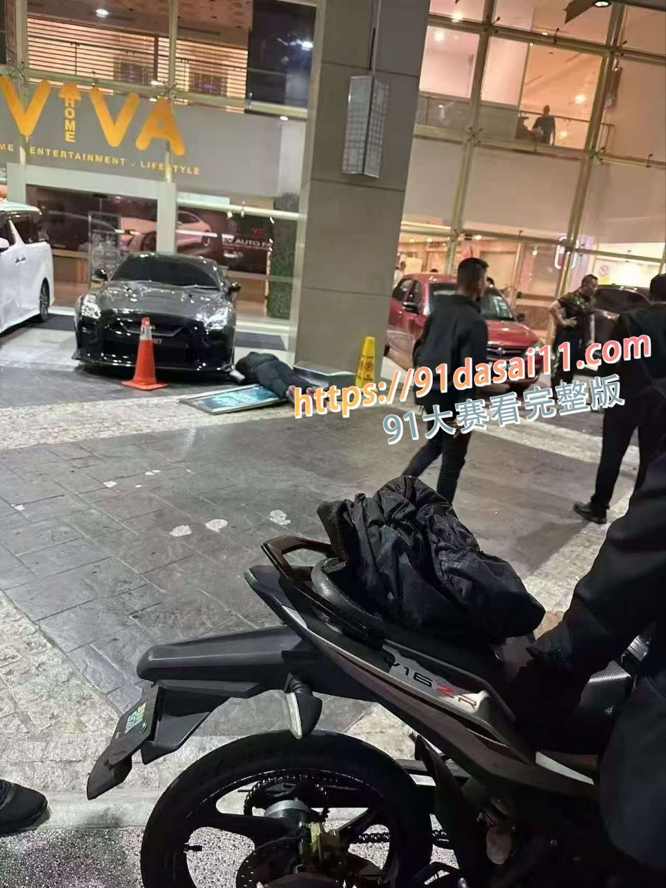 马来西亚媒体报道 吉隆坡某商场外，两名疑似华裔男子被枪手埋伏，双双毙命。 图3