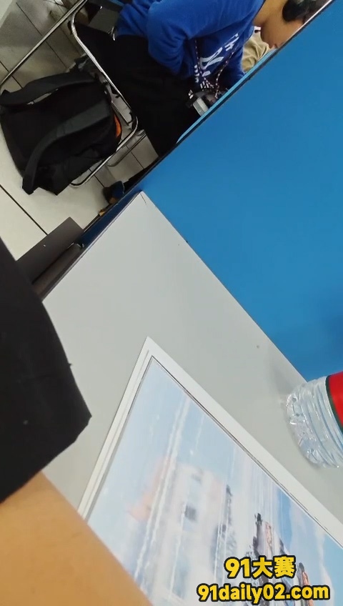 男大学生公共场合撸管 小伙子是憋坏了吧 这种场合也能撸的出来？ 图3