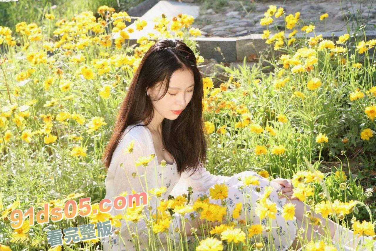 某高校极品清纯女大学生居家自拍视频泄露 在家穿黑丝情趣制服自慰，人前是清纯小仙女，人后是骚逼小母狗 图2