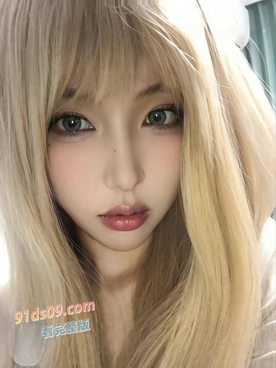 海角大神 趁父亲不在家,和朋友一起3p我的美艳小妈,多角度轮流爆操,爽翻了 图2