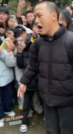 25年第一位纯爱战士应声倒地 四川成都托普信息技术职业学院 纯爱战神被绿 现场哭诉 导致大量学生围观 火爆全网！ 图5
