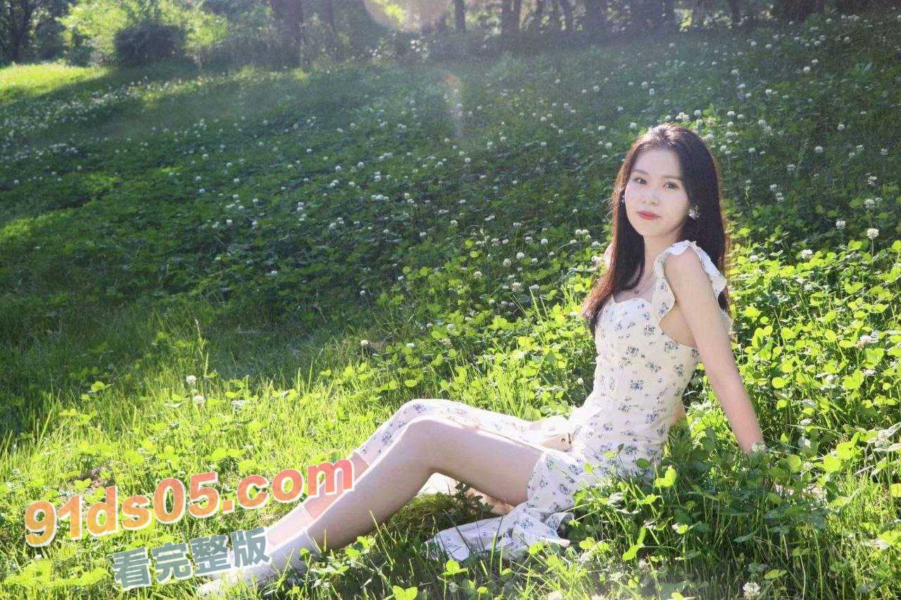 某高校极品清纯女大学生居家自拍视频泄露 在家穿黑丝情趣制服自慰，人前是清纯小仙女，人后是骚逼小母狗 图1