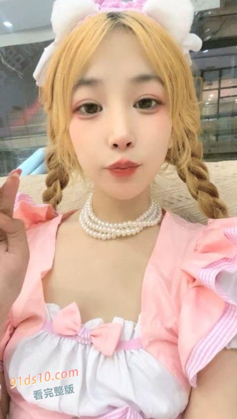 超人气美少女 乔宝，双马尾嫩妹，户外尿尿露出，自吸式假鸡吧吸在厕所上自慰，颜值太顶啦 特别反差