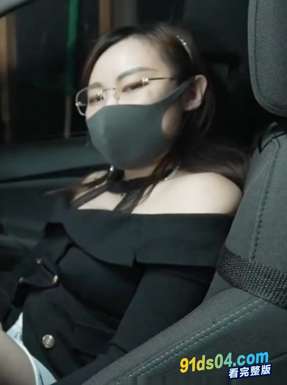 onlyfans女网黄 米菲兔 白领少妇勾引同事稀有露脸 车库露出丝袜美腿足交口交射到嘴里 图6