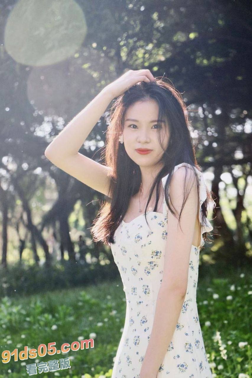 某高校极品清纯女大学生居家自拍视频泄露 在家穿黑丝情趣制服自慰，人前是清纯小仙女，人后是骚逼小母狗 图9