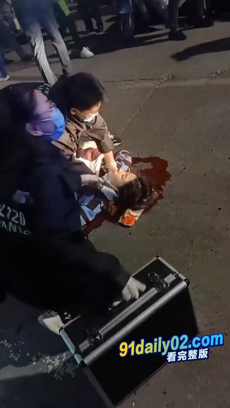 国服变成刀战服了 武汉南湖中学门口一家长与人起争执被当场抹了脖子 真是太可怕了！ 图4