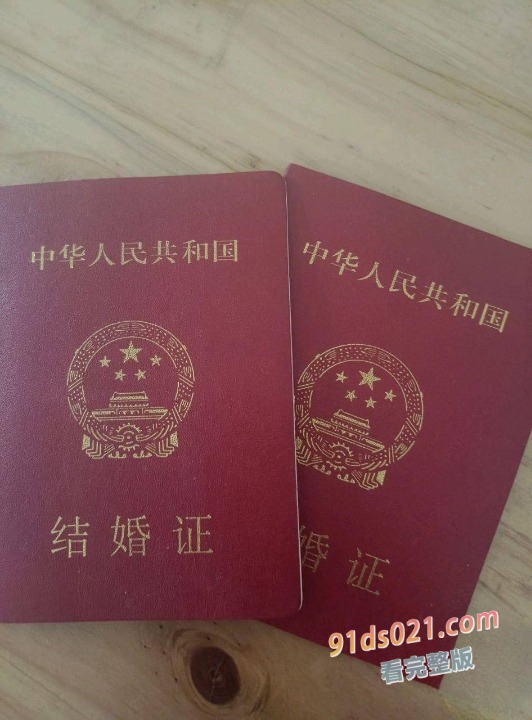 刚和老公结完婚，老公经常出差，小少妇耐不住寂寞，经常和老公视频自慰 图2