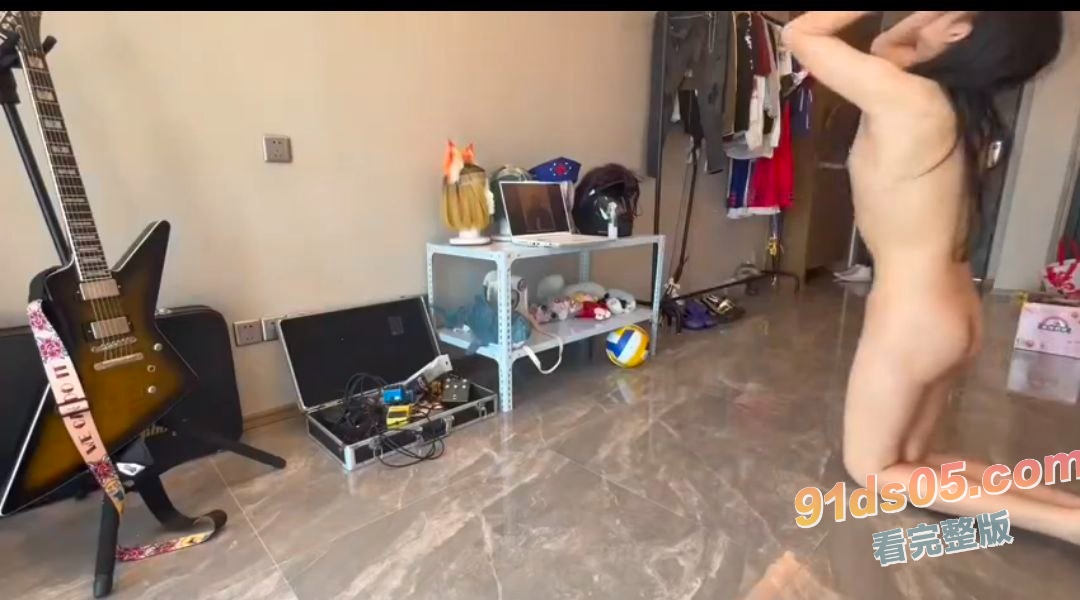 山东男娘过年回不了家 在房中怒拜孔子像忏悔 自称我有罪过年都不能回家陪父母此乃不孝 图6