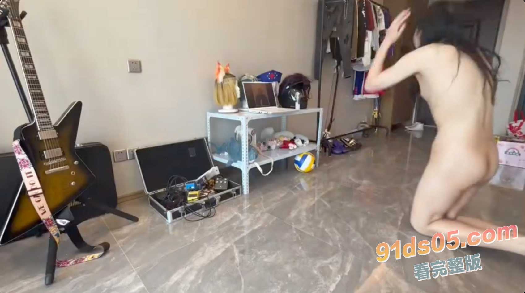山东男娘过年回不了家 在房中怒拜孔子像忏悔 自称我有罪过年都不能回家陪父母此乃不孝 图3