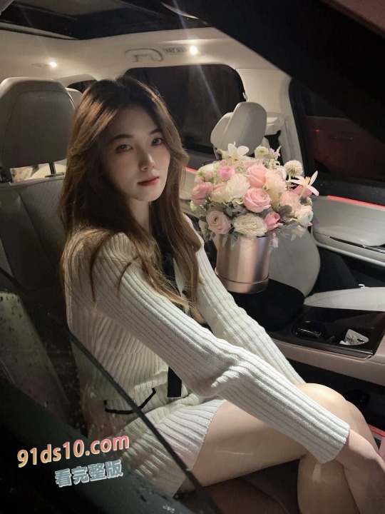 推特大神BMWZ 约炮极品高颜值小母狗 在高级私人餐厅玩露出 粉嫩的奶头 吃着主人的鸡吧