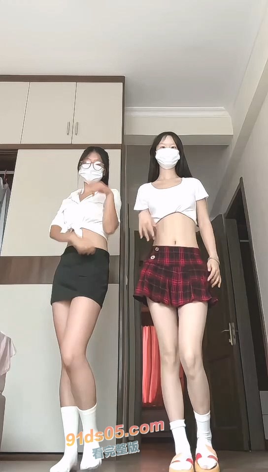抖音姐妹花网红 笨蛋小妮 最新土豪定制JK脱衣舞视频流出 两只萝莉跳舞真骚～ 图3