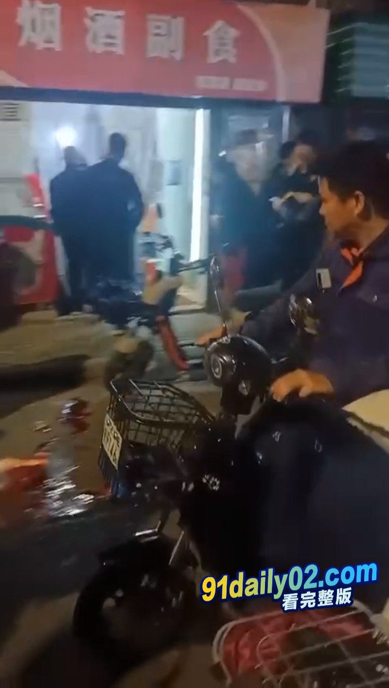 国服变成刀战服了 武汉南湖中学门口一家长与人起争执被当场抹了脖子 真是太可怕了！ 图2