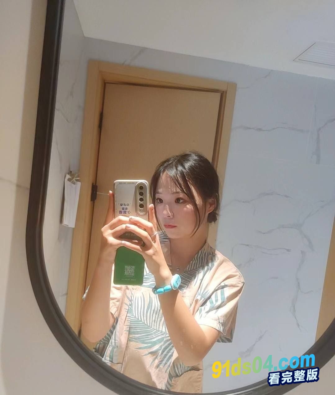 湖南农业大学高颜值清纯女大郑文琴 与男友出租屋做爱视频泄露 抱着鸡吧爱不释手的亲吻口交 果然够反差