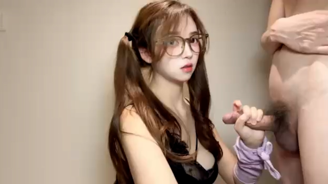 高颜值网红巨乳眼镜嫩妹 大奶乳交包裹感十足 极品身材后入打桩淫叫不止