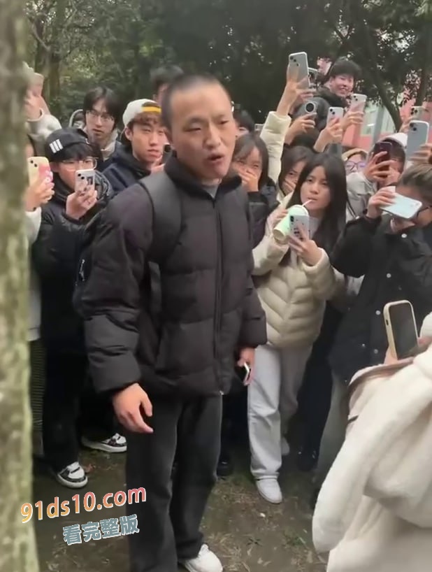 25年第一位纯爱战士应声倒地 四川成都托普信息技术职业学院 纯爱战神被绿 现场哭诉 导致大量学生围观 火爆全网！ 图2